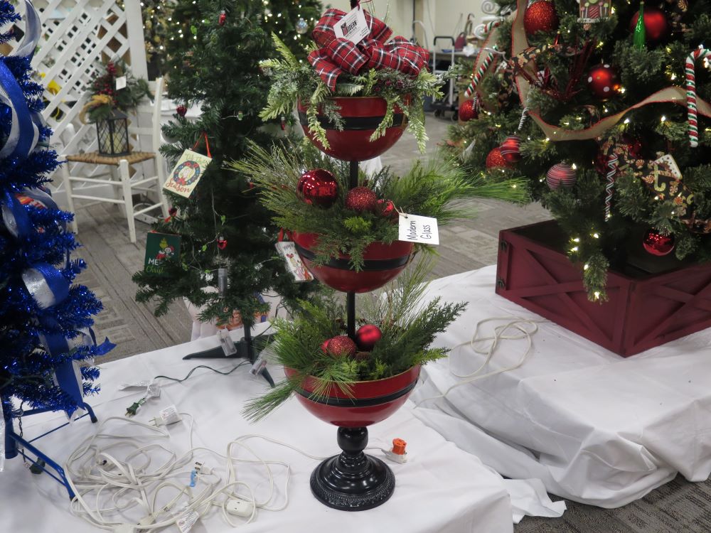 /Events/Festival Of Trees/Images/Modern_Glass.JPG